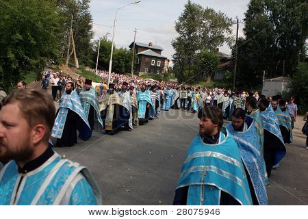 TOMSK, Rusia - el 9 de agosto: Ortodoxa procesión en Tomsk y celebraciones dedicadas a la segunda buscarEn
