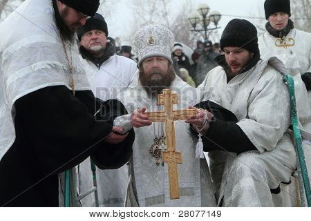 TOMSK, Rusland - 19 januari: Consecratie ijsgat (Rostislav - aartsbisschop van Tomsk en Asino), celeb