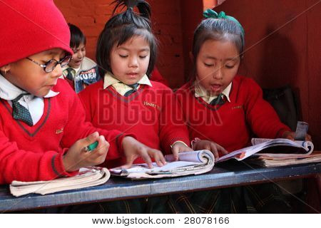 KATHMANDU, NEPAL - Januar 1: Schüler lernen Sitzung während der Lektion in der kleinen Grundschule 