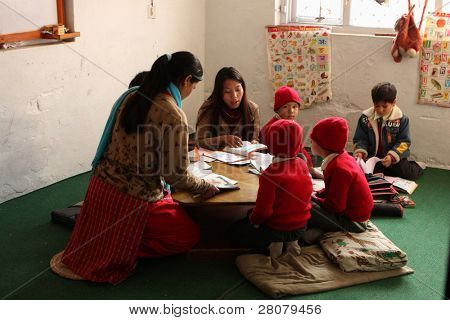 Kathmandu, Nepal Januar 1: ein Lehrer führt Lektionen in kleinen Grundschule 