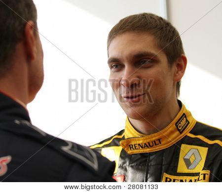 Moskau, Russland - 23. Februar: Russland Rennfahrer, pilot des Renault F1 Team Vitaly Petrov während du