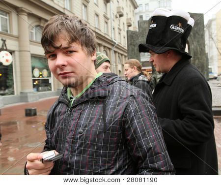 Moskwa, Rosja - 21 marca: Na Arbat Street oznaczenie St Patrick's Day, to stało się ostatnio Margo