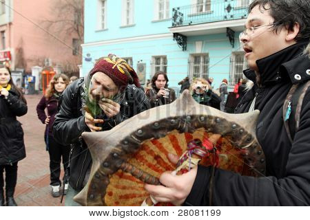 Moskwa, Rosja - 21 marca: Na Arbat Street oznaczenie St Patrick's Day, to stało się ostatnio Margo