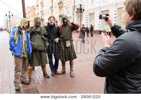 Moskwa, Rosja - 21 marca: Na Arbat Street oznaczenie St Patrick's Day, to stało się ostatnio Margo