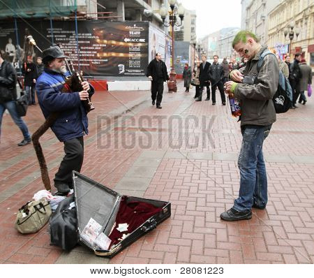 Moskwa, Rosja - 21 marca: Na Arbat Street oznaczenie St Patrick's Day, to stało się ostatnio Margo