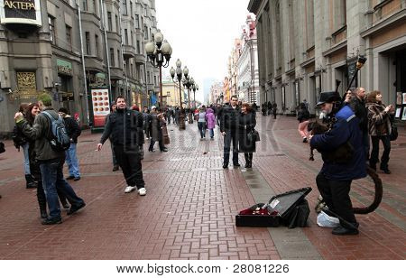 Moskwa, Rosja - 21 marca: Na Arbat Street oznaczenie St Patrick's Day, to stało się ostatnio Margo