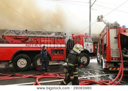 Moscou - 30 avril : Les pompiers d'extinction d'incendie au restaurant flottant sur le Berezhko Viking