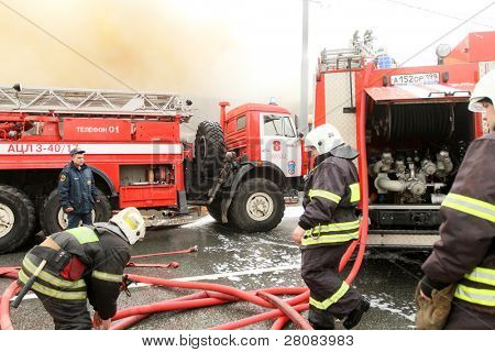 Moscou - 30 avril : Les pompiers d'extinction d'incendie au restaurant flottant sur le Berezhko Viking