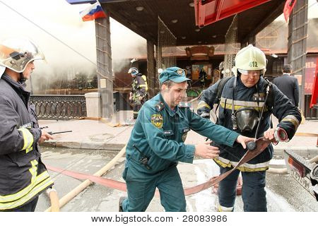 Moscou - 30 avril : Les pompiers d'extinction d'incendie au restaurant flottant sur le Berezhko Viking