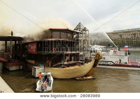 Moscou - 30 avril : Les pompiers d'extinction d'incendie au restaurant flottant sur le Berezhko Viking