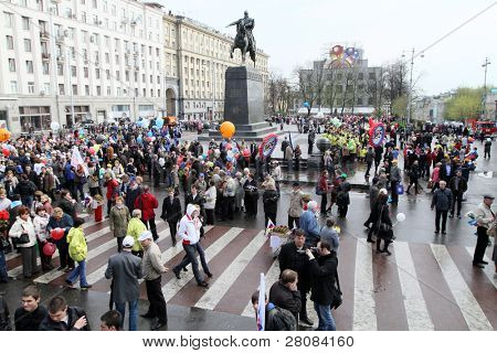 Moskva - 1. května: Jednotné Rusko strana a vláda-spojené s odbory se do ulic značku M