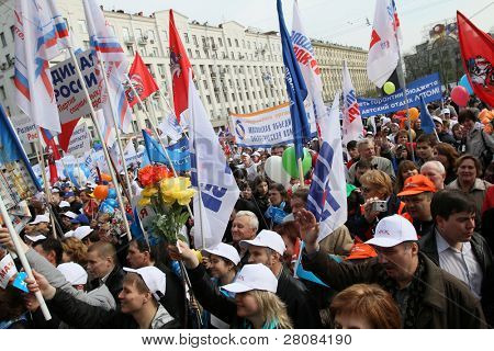 Moskva - 1. května: Jednotné Rusko strana a vláda-spojené s odbory se do ulic značku M