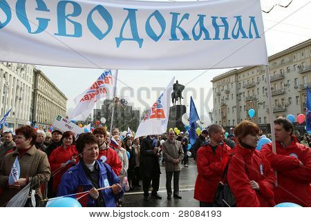 Moskva - 1. května: Jednotné Rusko strana a vláda-spojené s odbory se do ulic značku M