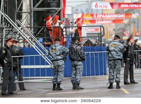Moskva - 1. května: Jednotné Rusko strana a vláda-spojené s odbory se do ulic značku M