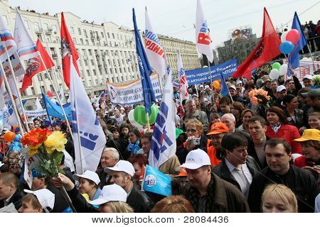 Moskva - 1. května: Jednotné Rusko strana a vláda-spojené s odbory se do ulic značku M