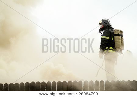 Moscou - 30 avril : Les pompiers d'extinction d'incendie au restaurant flottant sur le Berezhko Viking