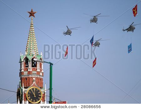 Mosca - 9 maggio: Multiuso elicotteri MI-8 Mosca sulla Piazza Rossa durante la parata militare dedicat
