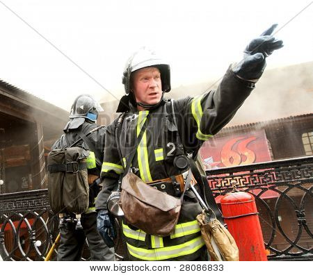 Moscou - 30 avril : Les pompiers d'extinction d'incendie au restaurant flottant sur le Berezhko Viking