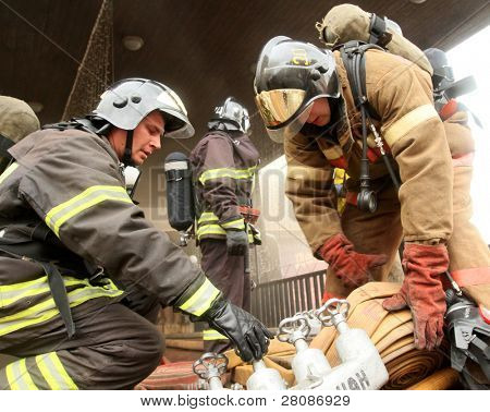Moscou - 30 avril : Pompiers éteint le feu dans le restaurant flottant de Viking sur le Berezhkovsk