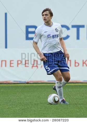 Moscovo - 15 de maio: Defensor do Dinamo Aleksandr Epurjanu em um jogo da 11ª Jornada do futebol russo