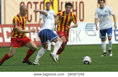 Moscou - 15 de maio: Dinamo frente Andrei Voronin (C) em um jogo da 11ª Jornada do russo de futebol de P