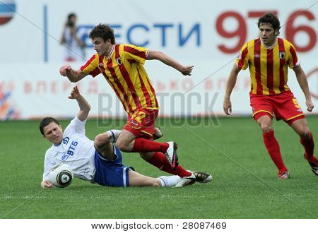 15. Mai Moskau: Alanija der Mittelfeldspieler Jury Kirillov (c) in einem Spiel der 11. Runde der russischen Footba