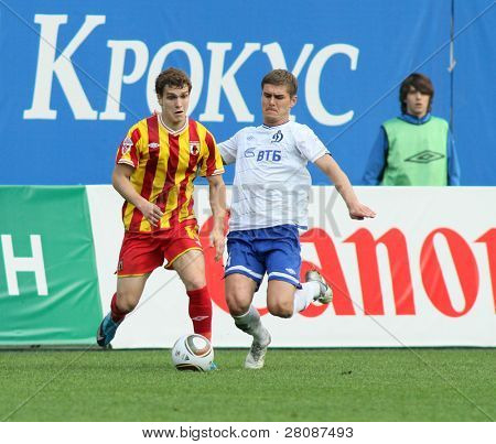 Moscou - 15 de maio: Frente Aleksandr Marenich (L na Alania) em um jogo da 11ª Jornada do pé russo