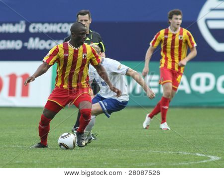 Moskva - květen 15: Si Alanie obránce Ibrahim Gnanou (L) v zápase 11. kola ruské fotbalové