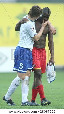 Moscou - 15 de maio: Dinamo de Aleksandr Epurjanu (L) e Ibrahim Gnanou (R) do Alania em um jogo - Dinamo 