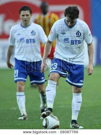 Moskva - maj 15: Dinamos midtbanespiller Igor Semsjov (L) og Dinamo's defender Luke Wilkshire (R) i en 