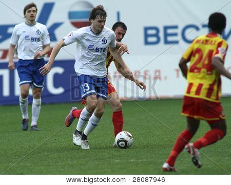 Mosca - 15 maggio: Difensore della Dinamo Vladimir Granat (C) in una partita del round 11 di russo Footba