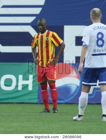 Moskva - květen 15: Si Alanie obránce Ibrahim Gnanou v zápase 11. kola ruské fotbalové Pr