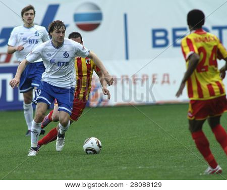 Mosca - 15 maggio: Difensore della Dinamo Vladimir Granat (C) in una partita del round 11 di russo Footba