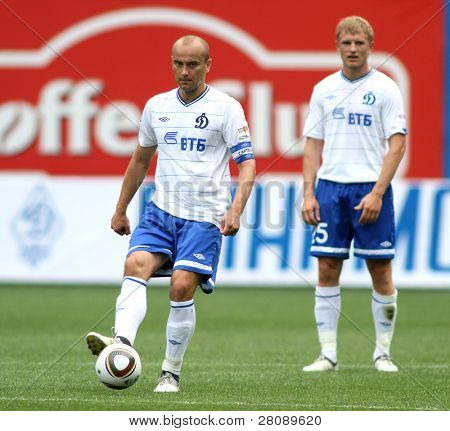 Moskwa - 3 lipca: Pomocnik Dinamo Dmitry Hohlov (po lewej) w VTB Lew Jaszyn Cup: FC Dynamo Mosco