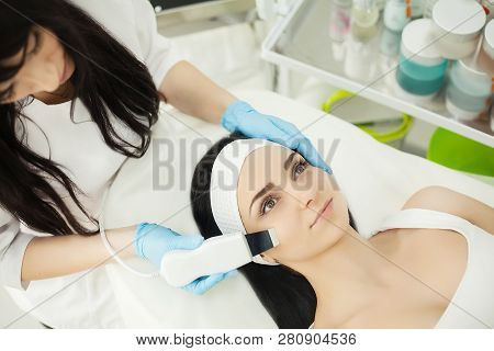 Girl At Spa Salon. Beautician Applying White Cosmetic Powder