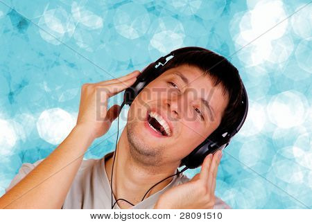 Hombre está escuchando la música sobre fondo azul