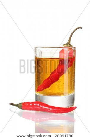 verre de poivre rouge et vodka chili peppers isolé on white