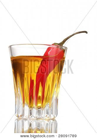 bouteille et verre de poivre rouge et vodka piment isolé on white