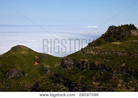 ภูเขาของไอซ์แลนด์เหนือเมฆที่ Pico ทำ Areeiro และ Ruivo