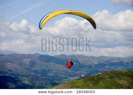 CALDELAS, PORTUGAL - 1. maj: Paragliding Festival Icaro de Caldelas 2010, i nordlige Portugal, 1