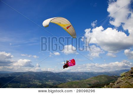CALDELAS, PORTUGAL - 1. maj: Paragliding Festival Icaro de Caldelas 2010, i nordlige Portugal, 1