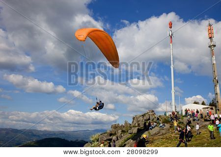 CALDELAS, PORTUGAL - 1. maj: Paragliding Festival Icaro de Caldelas 2010, i nordlige Portugal, 1