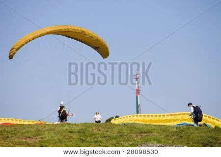 CALDELAS, PORTUGAL - 22 maj: Deltagere får klar under den anden dag af Paragliding Festival Ic