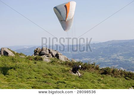 CALDELAS, PORTUGAL - 22 maj: En deltager glider under den anden dag af Paragliding Festival Icar