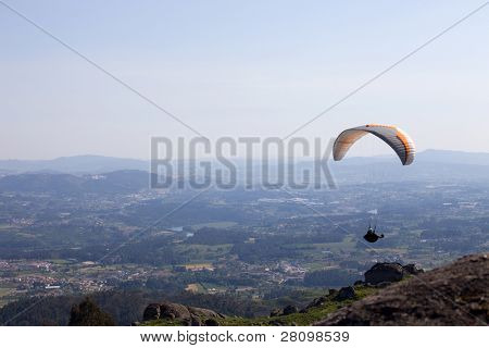 CALDELAS, PORTUGAL - 22 maj: En deltager glider på andendagen af Paragliding Festival Icaro de