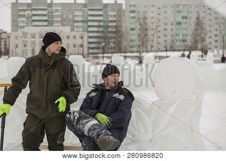 Two Workers Are Talking On The Bench