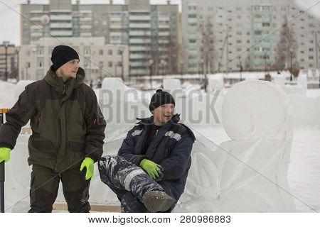 Two Workers Are Talking On The Bench