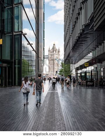 London, Uk - 14 August 2018: Tourists And Office Workers At More London Riverside, A New Business An