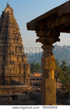 Coluna de cinzeladura de pedra de Templo de Hampi parcial