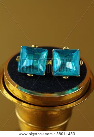 Coppia di orecchini topazio gioielli stud, colpo su sfondo oro macro